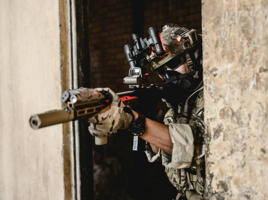 Soldat de l'armée en uniforme de combat protecteur, Soldat avec fusil